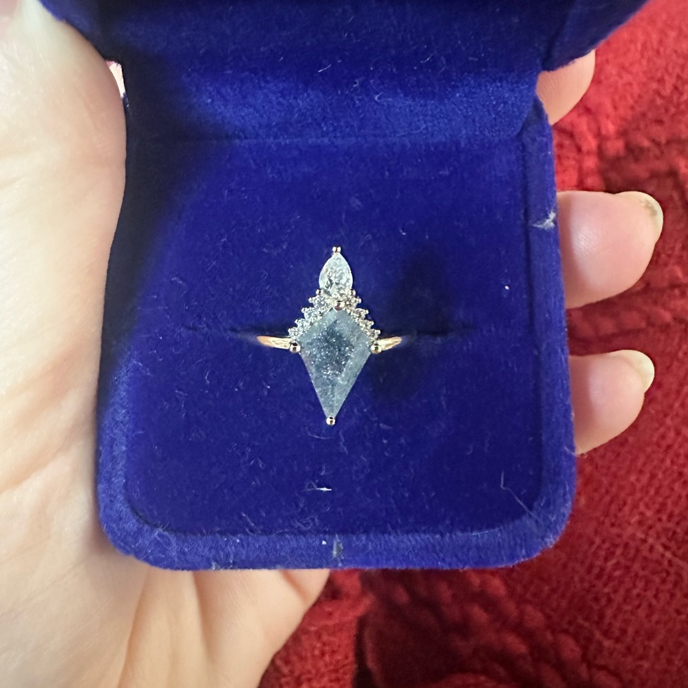 Elegant Gold Diamond-Shaped Ring